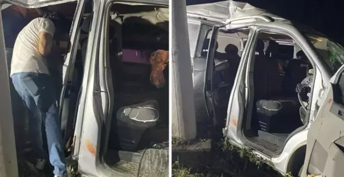 Tarsus’ta minibüs elektrik direğine çarptı