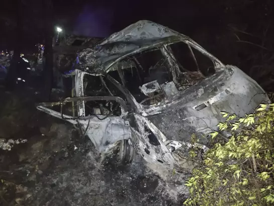 Uçuruma düşen tarım işçisi taşıyan minibüs yandı