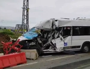Silivri’de işçileri taşıyan servis minibüsü ile midibüs çarpıştı